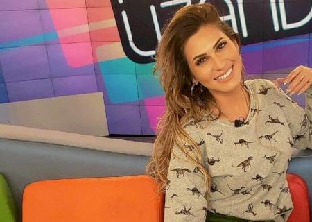 Lívia Andrade dispensa sutiã e look sensual provoca internautas