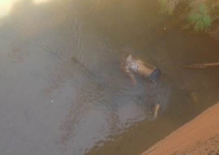 Homem é encontrado morto em córrego com marcas de tiros na cabeça
