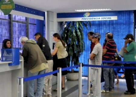 INSS começa a pagar a primeira parcela do 13º salário dos aposentados