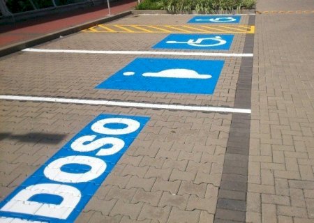 Grávidas e pessoas que carregam criança de colo terão estacionamento gratuito