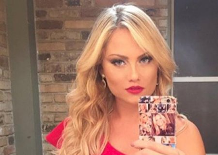 Ellen Rocche tira a roupa e aparece somente de toalha nas redes sociais
