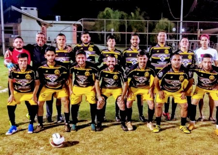 Colegas de empresa formam time em Dourados e estreiam com goleada