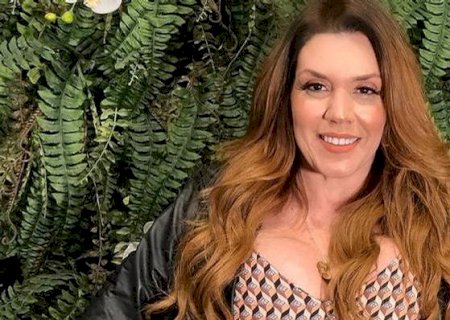 Aos 43 anos, Simony posa de fio dental e bumbum sarado chama atenção