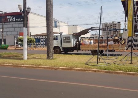 Decoração de Natal começa ser instalada em Dourados