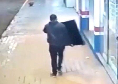 Vídeo mostra ladrão que arromba porta e sai tranquilamente pela rua com TVs