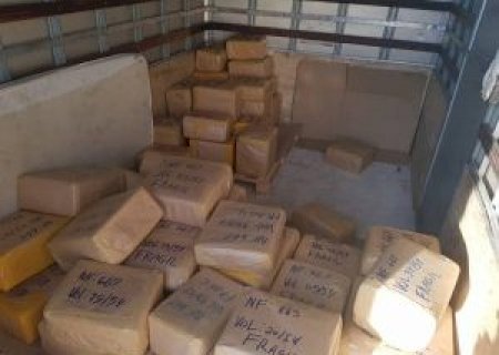 Caminhão baú apreendido pela PRF carregava 700 quilos de maconha