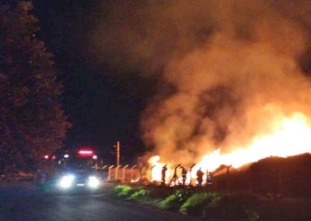 Homem é preso depois de colocar fogo em ecoponto em Dourados; vídeos