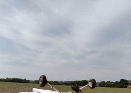 Avião cai e deixa dois feridos na fronteira