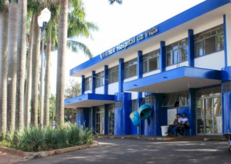 Dupla dispara contra clube e atinge jovem nas costas