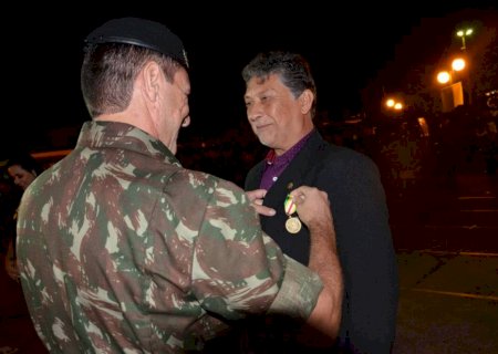 Léo Veras é homenageado no Centenário do 11 RCMEC em Ponta Porã