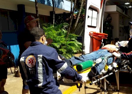 Pneu se solta durante calibração e atinge dono de borracharia; estado é grave
