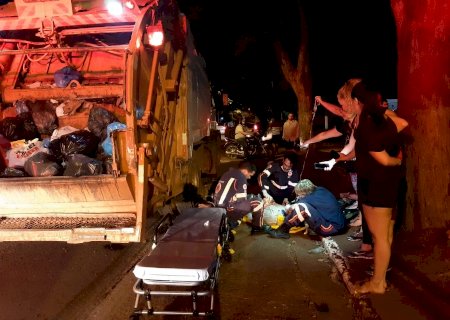 Motociclista fica gravemente ferido ao bater em caminhão de lixo