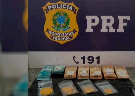 Dupla é presa com dinheiro e 200 gramas de ouro sem documentação