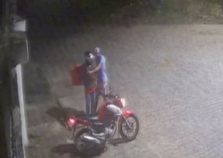 Entregador de pizza tem moto roubada por grupo armado em Dourados
