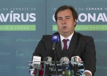 Após Bolsonaro cobrar redução de salários no Congresso, Maia defende corte nos três poderes