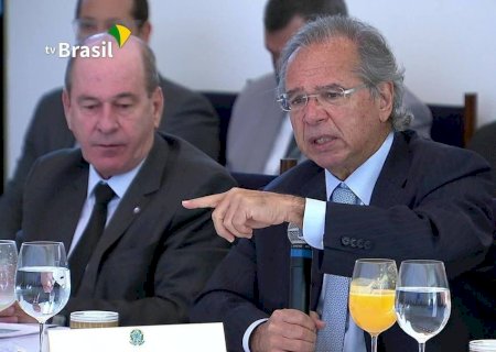 Bolsonaro diz que aumenta auxílio emergencial se parlamentares cortarem nos próprios salários