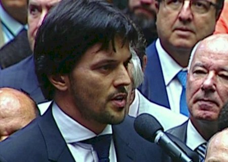 Bolsonaro recria Ministério das Comunicações e coloca deputado Fábio Faria como ministro