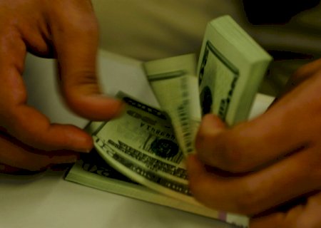 Dólar abre em alta nesta segunda