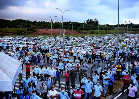 Trabalhadores da Ford protestam contra fechamento de fábrica