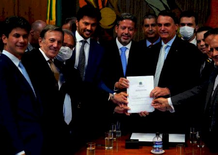 Bolsonaro entrega à Câmara PL que permite privatização dos Correios