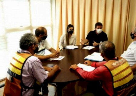 Presidente da Câmara Municipal de Dourados recebe taxista e mototaxistas
