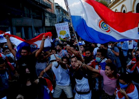 Protestos no Paraguai contra a crise sanitária resulta em conflito