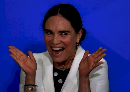 Regina Duarte toma primeira dose da vacina contra a Covid-19