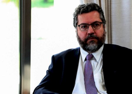 Após reunião com secretariado, Ernesto Araújo pede demissão