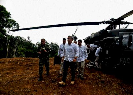 Helicóptero que transportava presidente da Colômbia é atacado