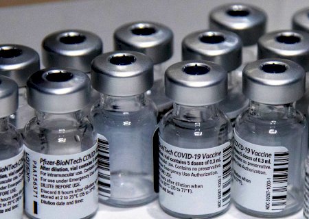 Covid-19: novo lote de vacinas da Pfizer chega ao Brasil