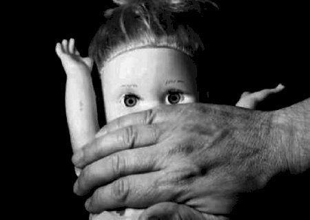 Menina de 4 anos era estuprada pelo avô enquanto mãe trabalhava