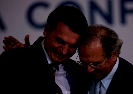 Após discurso de Paulo Guedes, e do presidente Jair Bolsonaro, dólar cai e bolsa reduz perdas