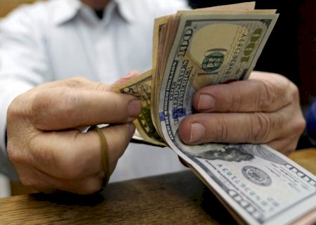 Dólar fechou abaixo de R$ 5,60 e caiu para a menor cotação do ano