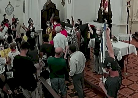 PT minimiza invasão à igreja e mente que missa havia terminado