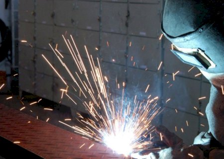 Indústrias crescem 2,9% em dezembro e fecham ano com alta de 3,9%