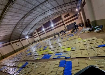 Policiais apreendem 21 toneladas de maconha em "col&ocirc;nia" dominada pelo tr&aacute;fico