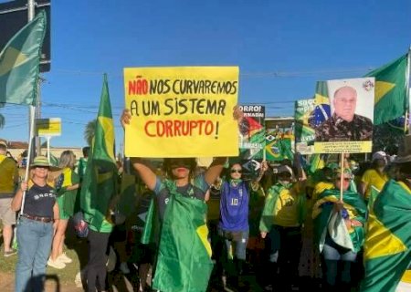 Em um dos maiores protestos femininos de MS, mulheres marcham rumo ao CMO