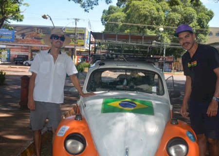 Amigos que vão percorrer América Latina de fusca param para conhecer Dourados 