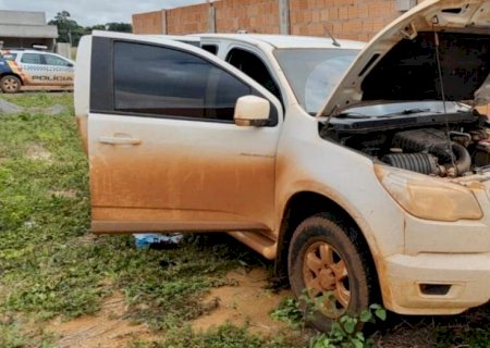 PM localiza caminhonete usada na fuga dos homens que mataram 7 pessoas em bar de Sinop; espingarda apreendida