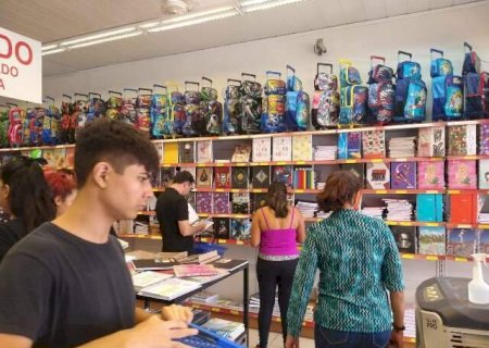 Depois da crian&ccedil;ada, chegou a vez de alunos do Ensino M&eacute;dio lotarem papelaria
