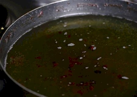 Bêbada, mulher joga óleo quente de cozinha em marido enquanto ele dormia