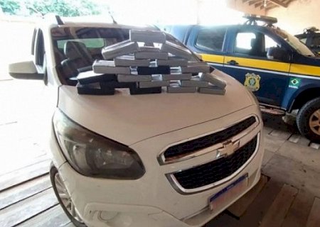 Homem mostra aliança de noivado como motivo de viagem, mas é flagrado com cocaína