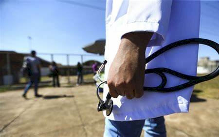 Formados no exterior dizem que são vítimas de boicote no Revalida