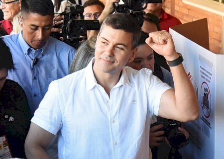Santiago Peña, de 44 anos, vence eleições no Paraguai