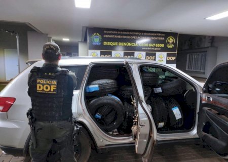 DOF apreende, em Dourados, carro com mais de 100 pneus contrabandeados do Paraguai