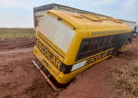 Ônibus cai em valeta e deixa crianças feridas em MS