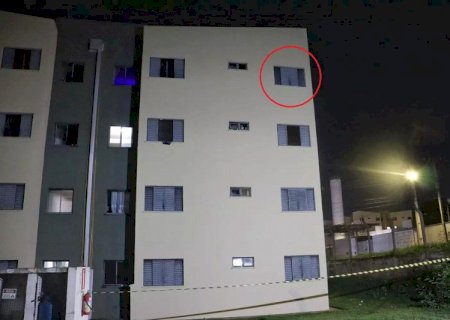 Bebê de quatro meses cai do terceiro andar e mãe é presa