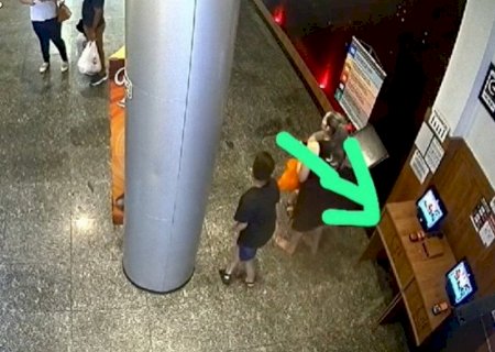 Câmeras flagram mulher furtando carteira em shopping de Dourados