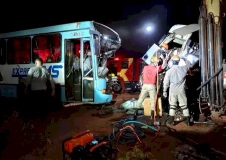 Batida entre ônibus e carreta resulta em morte e feridos