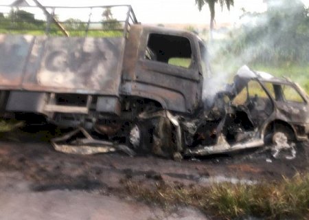 Duas crianças estão entre as vítimas fatais do acidente entre caminhão e carro de passeio